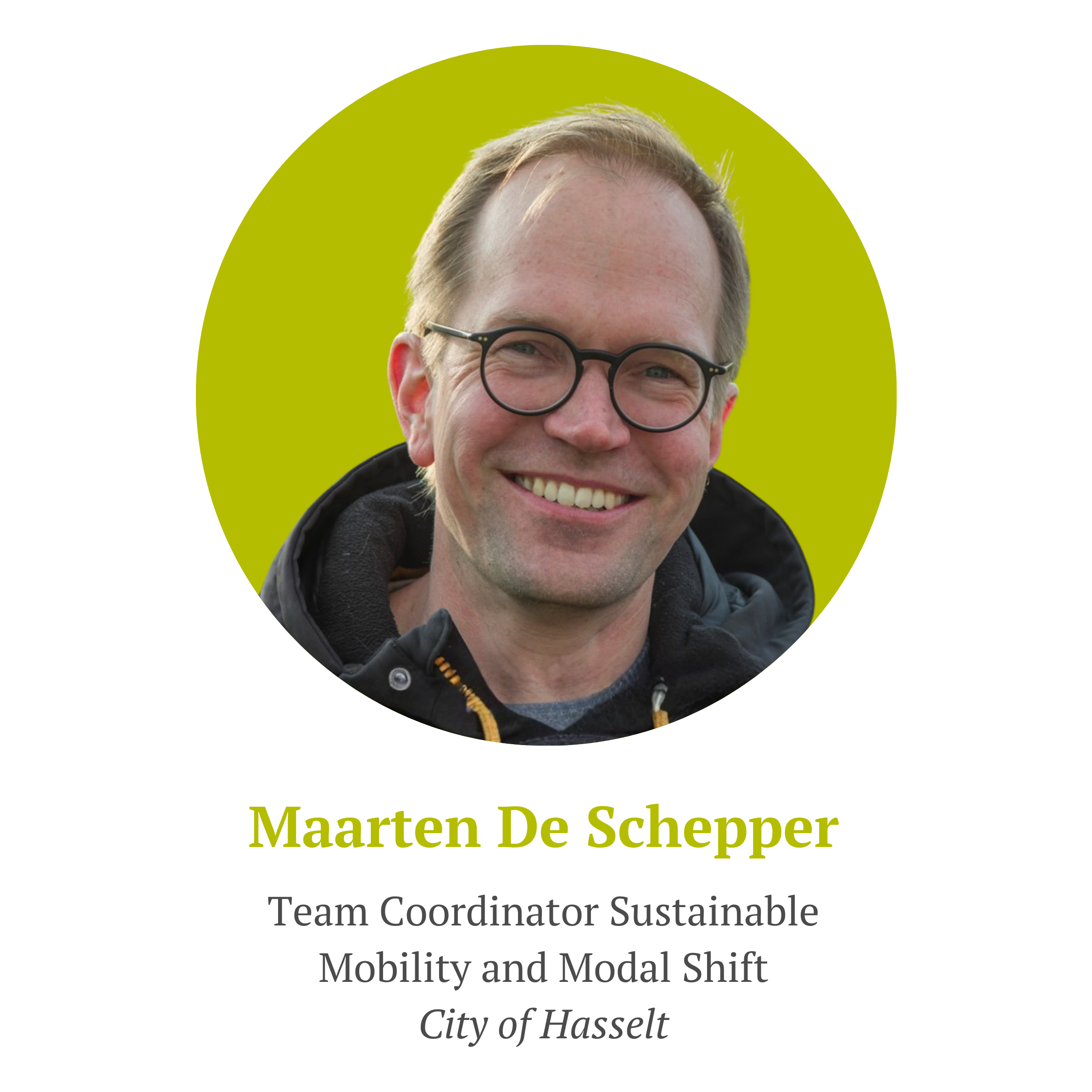 Portrait photo of Maarten De Schepper. Marteen is a middle age men, with blonde hair and wearing black glasses