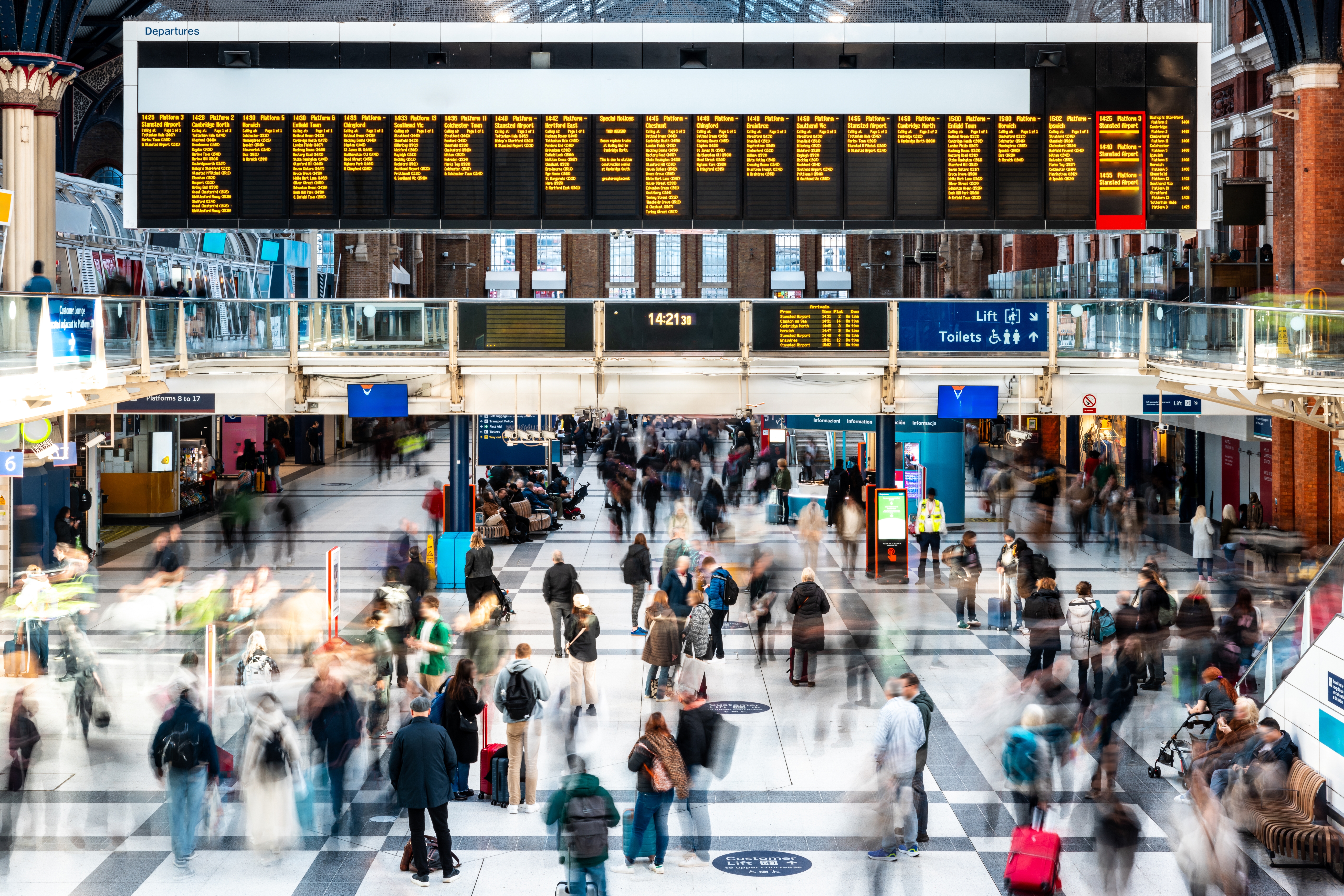 Photo of people in Liverpool Station in London, United Kingdom