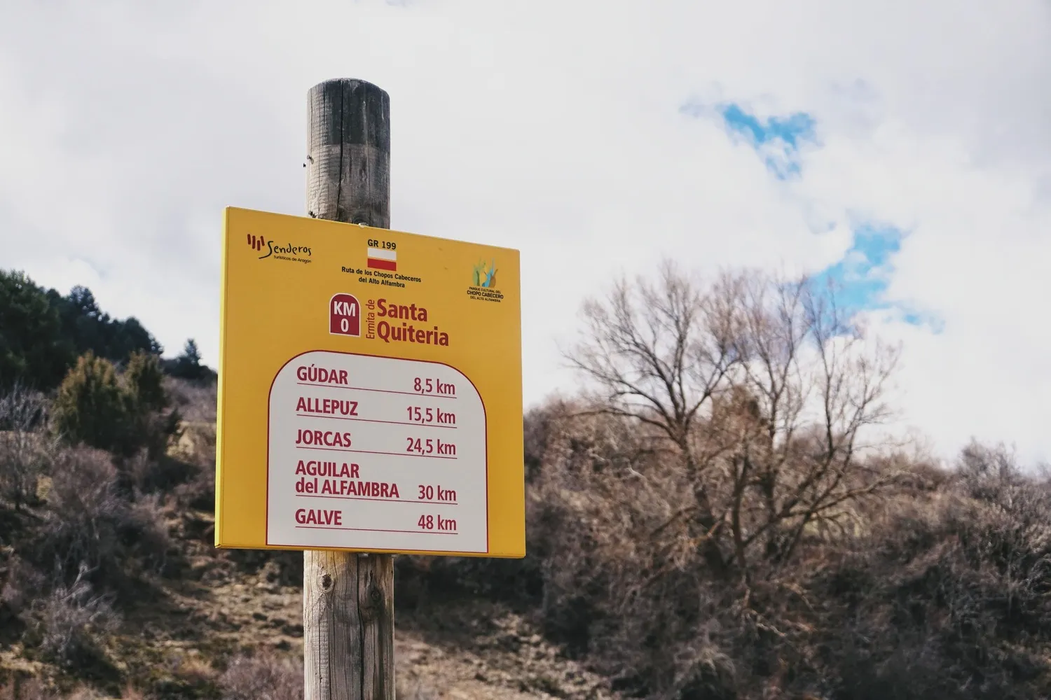 Sign indicating the Rutade los Chopos Cabecero