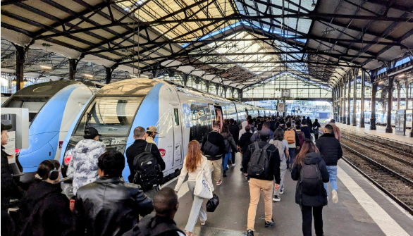 Photo of passengers at the Gare de Paris-Saint-Lazare, France