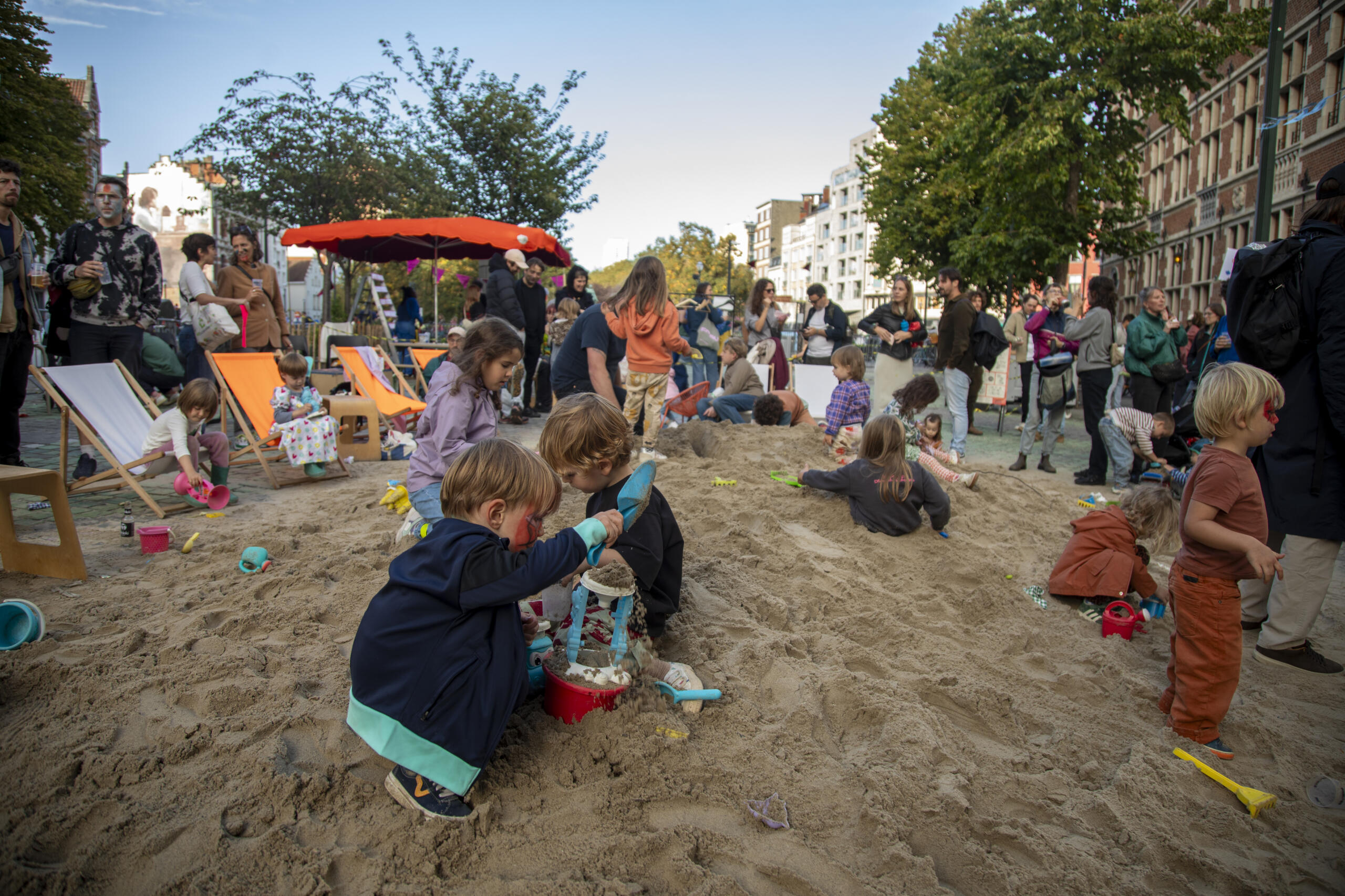 Kids playing in a temporary sand pit in Brussels
